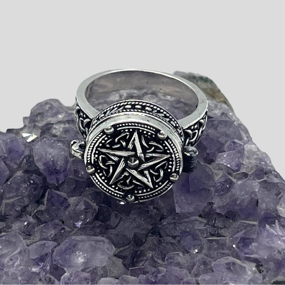 Star Poison Ring - Picture 4 of 5